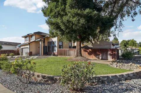 106 Fallen Leaf Dr, Vacaville, CA 95687