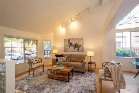 225 La Quinta Dr, Windsor, CA 95492