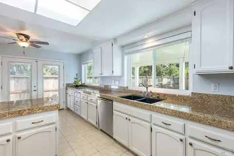 9163 Piccadilly Cir, Windsor, CA 95492 photo 13