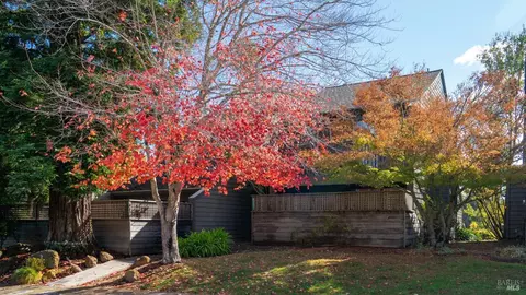 8331 Valley View Ct, Sebastopol, CA 95472