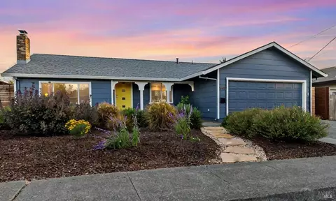 548 Sutter St, Petaluma, CA 94954 photo 2