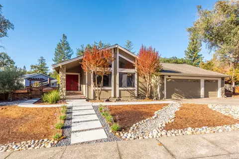 411 Poppy Hill Dr, Healdsburg, CA 95448