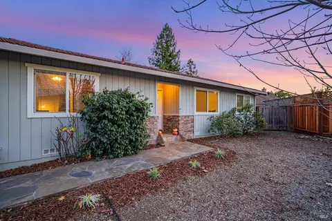 454 Shannon Ct, Windsor, CA 95492 photo 2