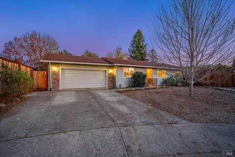 454 Shannon Ct, Windsor, CA 95492