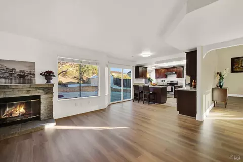 Living - 573 Britannia Dr, Vallejo, CA 94591 photo 4 of 6