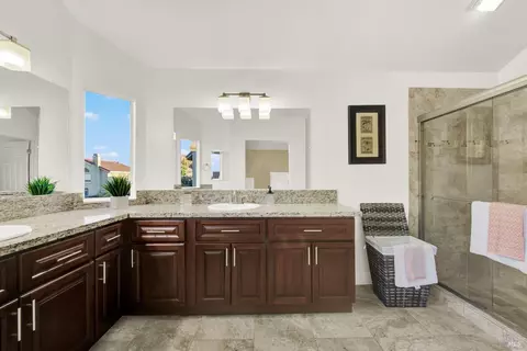 Bath - 573 Britannia Dr, Vallejo, CA 94591 photo 2 of 6