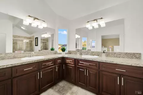 Bath - 573 Britannia Dr, Vallejo, CA 94591 photo 1 of 6