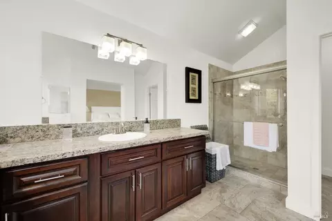 Bath - 573 Britannia Dr, Vallejo, CA 94591 photo 3 of 6