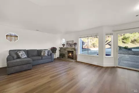 Living - 573 Britannia Dr, Vallejo, CA 94591 photo 5 of 6