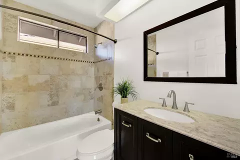 Bath - 573 Britannia Dr, Vallejo, CA 94591 photo 4 of 6