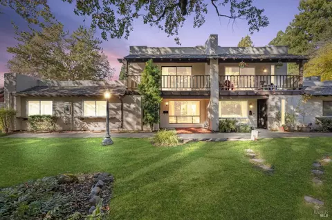 255 Candlelight Dr, Santa Rosa, CA 95403