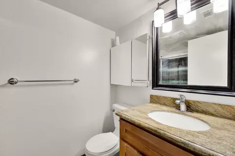 Bath - 206 Glenview Cir, Vallejo, CA 94591 photo 1 of 7
