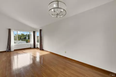 Living - 206 Glenview Cir, Vallejo, CA 94591 photo 5 of 6