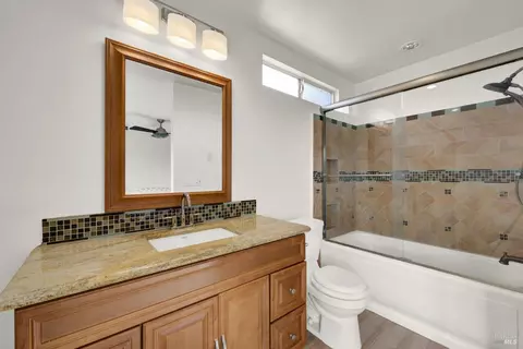Bath - 206 Glenview Cir, Vallejo, CA 94591 photo 4 of 7