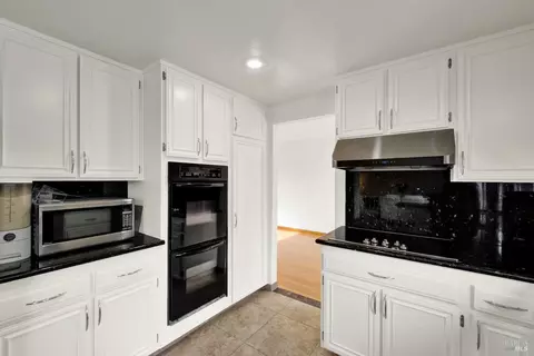 Kitchen - 206 Glenview Cir, Vallejo, CA 94591 photo 3 of 9