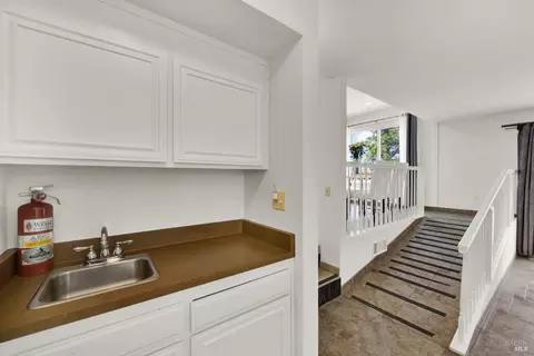 Entry Way - 206 Glenview Cir, Vallejo, CA 94591 photo 2 of 6