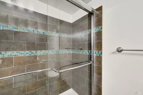 Bath - 206 Glenview Cir, Vallejo, CA 94591 photo 3 of 7