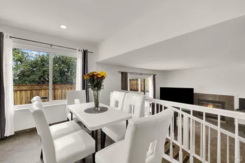 Dining - 206 Glenview Cir, Vallejo, CA 94591 photo 4 of 5
