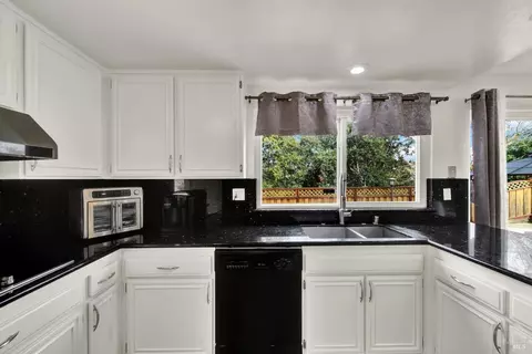 Kitchen - 206 Glenview Cir, Vallejo, CA 94591 photo 5 of 9