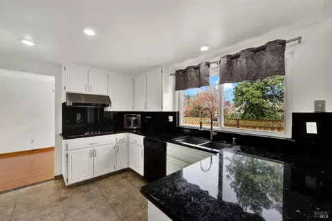 Kitchen - 206 Glenview Cir, Vallejo, CA 94591 photo 8 of 9