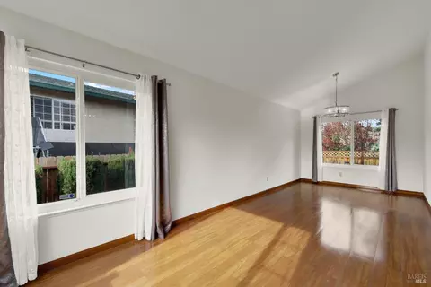Living - 206 Glenview Cir, Vallejo, CA 94591 photo 2 of 6