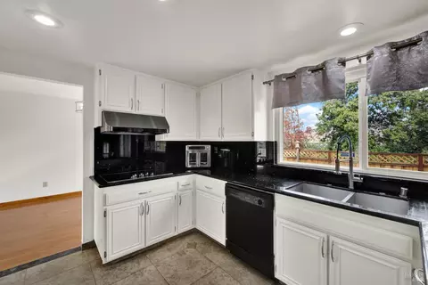 Kitchen - 206 Glenview Cir, Vallejo, CA 94591 photo 4 of 9