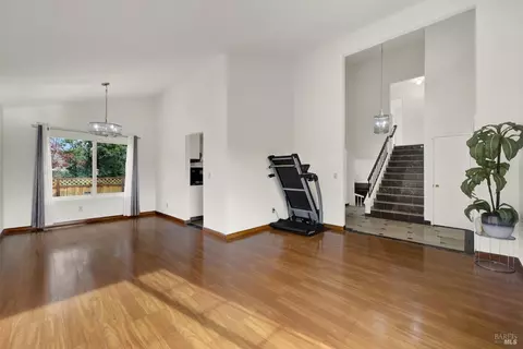 Living - 206 Glenview Cir, Vallejo, CA 94591 photo 3 of 6