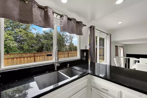Kitchen - 206 Glenview Cir, Vallejo, CA 94591 photo 6 of 9