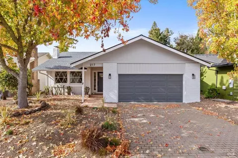 217 Hemlock Dr, Healdsburg, CA 95448