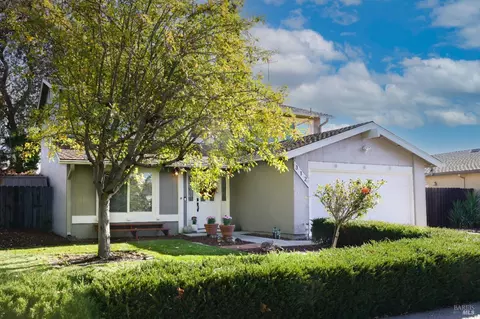 312 Woodhaven Dr, Vacaville, CA 95687 photo 2