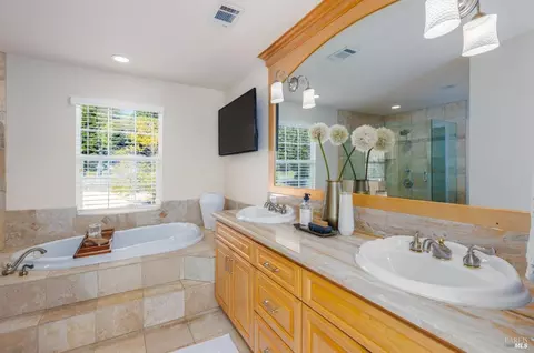 Bath - 101 Lang Ct, Fairfield, CA 94534 photo 7 of 10