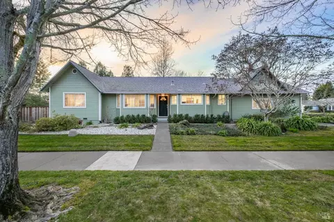 327 Countryside Dr, Santa Rosa, CA 95401