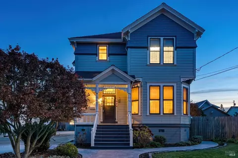 302 7th St, Petaluma, CA 94952