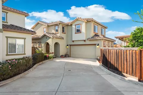 607 Embassy Cir, Vacaville, CA 95688 photo 2