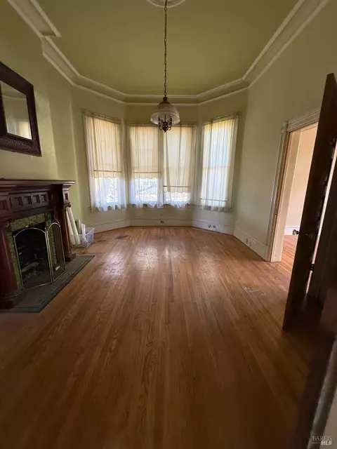 Living - 403 Florida St, Vallejo, CA 94590 photo 7 of 10