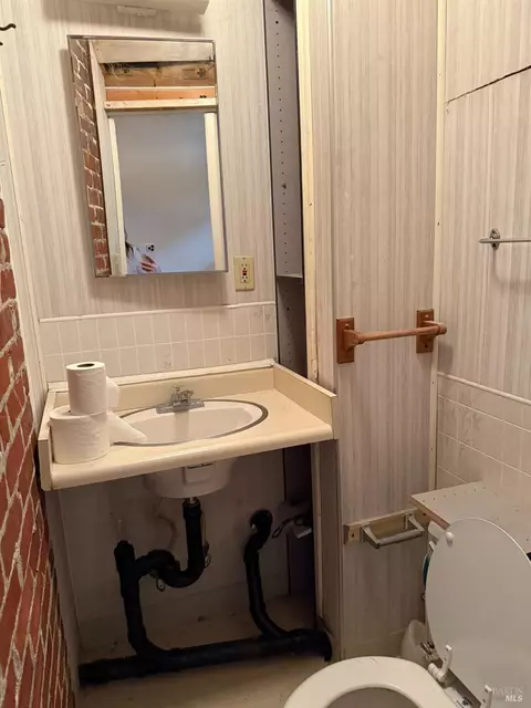 Bath - 403 Florida St, Vallejo, CA 94590 photo 9 of 10