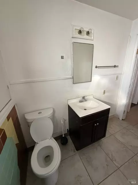 Bath - 403 Florida St, Vallejo, CA 94590 photo 3 of 10