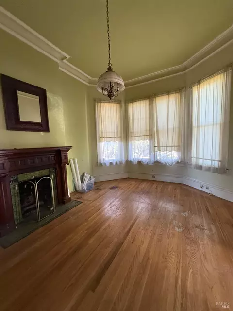 Living - 403 Florida St, Vallejo, CA 94590 photo 8 of 10