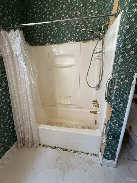 Bath - 403 Florida St, Vallejo, CA 94590 photo 5 of 10