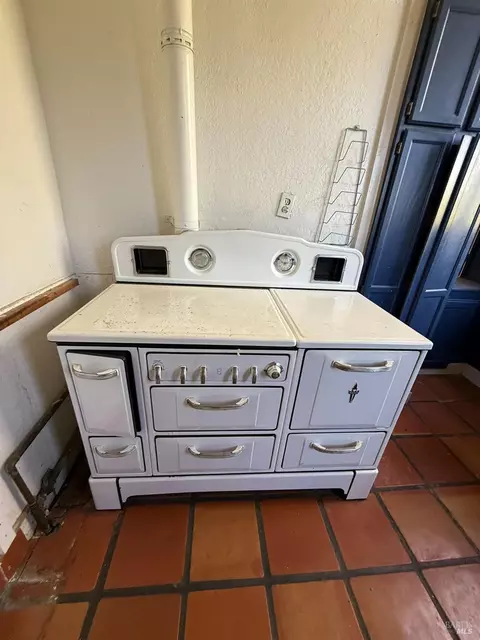 Kitchen - 403 Florida St, Vallejo, CA 94590 photo 11 of 16