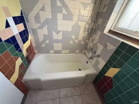 Bath - 403 Florida St, Vallejo, CA 94590 photo 2 of 10