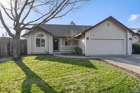 7819 Dove Ln, Windsor, CA 95492
