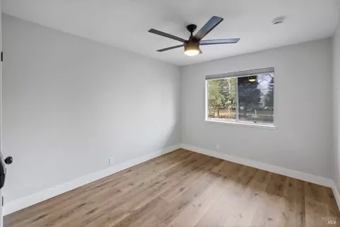 Bedroom - 422 Nut Tree Rd, Vacaville, CA 95687 photo 4 of 10