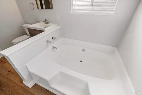 Bath - 422 Nut Tree Rd, Vacaville, CA 95687 photo 2 of 5