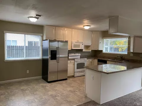 686 Sereno Dr, Vacaville, CA 95687 photo 4