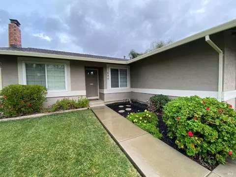 686 Sereno Dr, Vacaville, CA 95687 photo 2