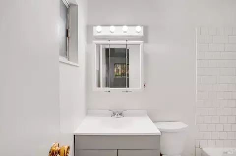 Bath - 730 Stella St, Vallejo, CA 94589 photo 6 of 7
