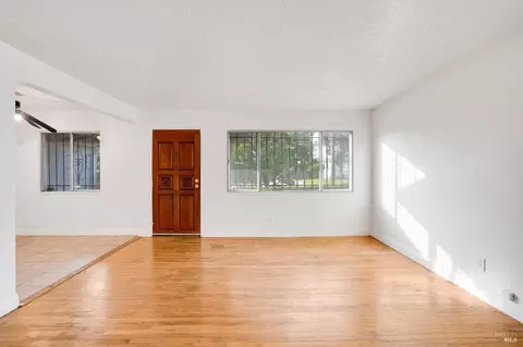 Living - 730 Stella St, Vallejo, CA 94589 photo 4 of 8
