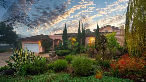 533 Hayes Ln, Petaluma, CA 94952