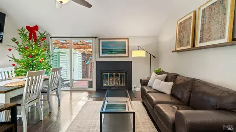 192 Courtyards E, Windsor, CA 95492